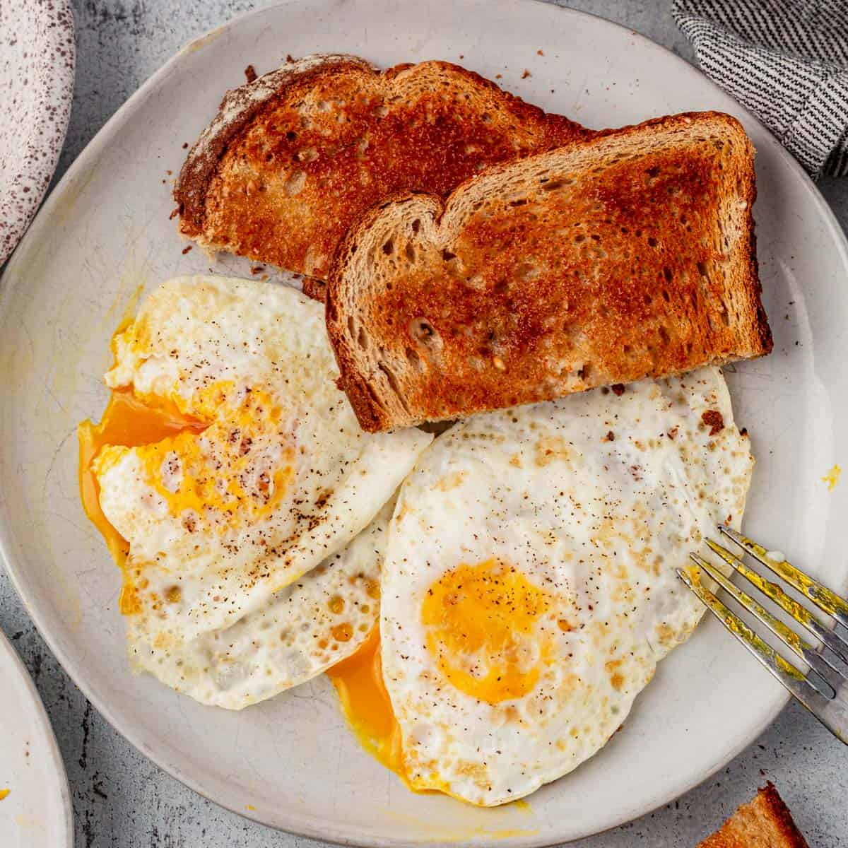 Mastering Over Medium Eggs: The Balance of Set Whites & Runny Yolks